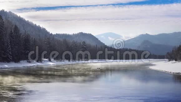 冬天早晨雪山河上方的薄雾视频的预览图