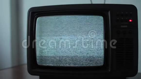 黑暗房间里有白色噪音的复古电视视频的预览图