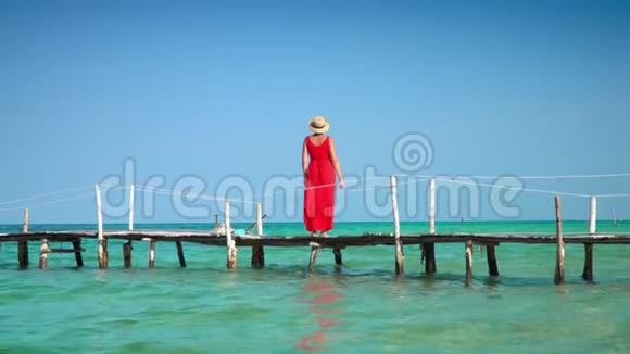 穿着红色长裙的码头美女PhuQuoc岛那个女人在一个码头上花了很多钱视频的预览图