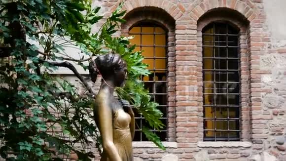 朱丽叶在维罗纳的雕像象征着爱情和浪漫理想的代表爱情的概念视频的预览图