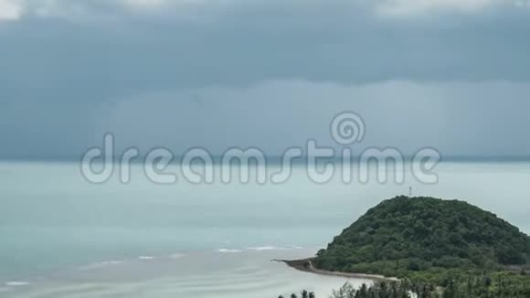 热带岛屿海岸的时间推移与接近雨云水平多利射击视频的预览图