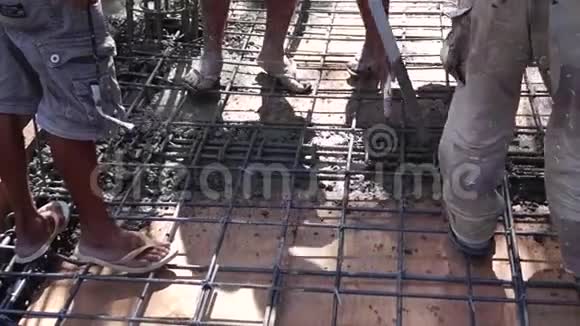 建筑工人浇筑混凝土浆液铺设横梁视频的预览图