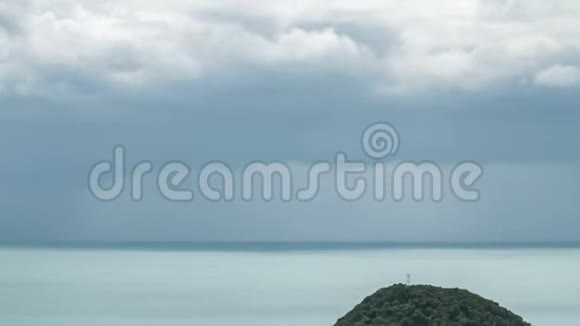 热带岛屿海岸的时间推移与接近雨云缩小范围视频的预览图