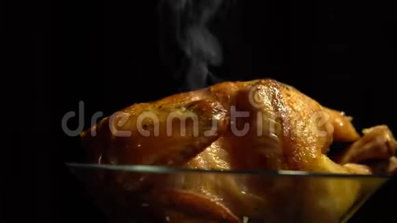 玻璃盘子里的热炸鸡打开黑色背景视频的预览图
