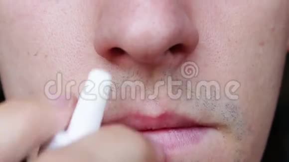 使用鼻喷剂的人视频的预览图