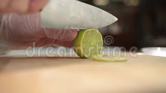 餐厅厨房的视频厨师用大刀切青柠视频的预览图