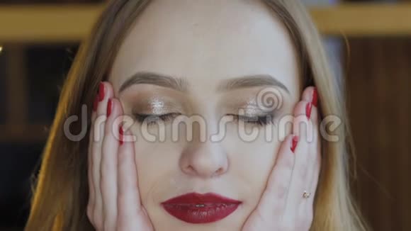 化妆女孩靠在她手上的漂亮近照视频的预览图