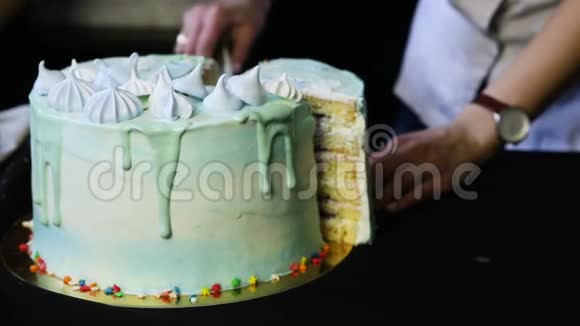 糖果手拿一大块生日蛋糕视频的预览图