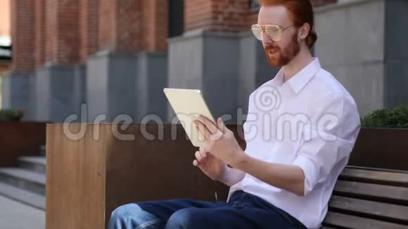 坐在长凳上的设计师在线视频聊天视频的预览图