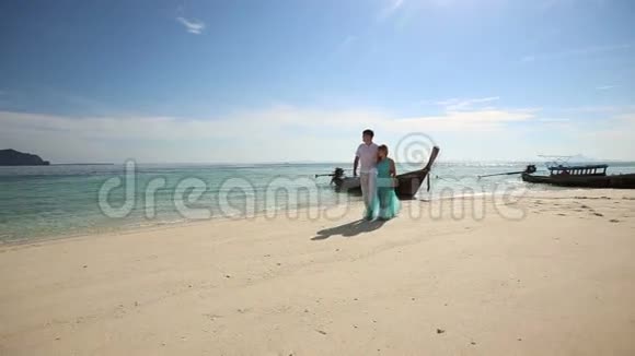 亚洲金发女郎与男友沙滩漫步视频的预览图