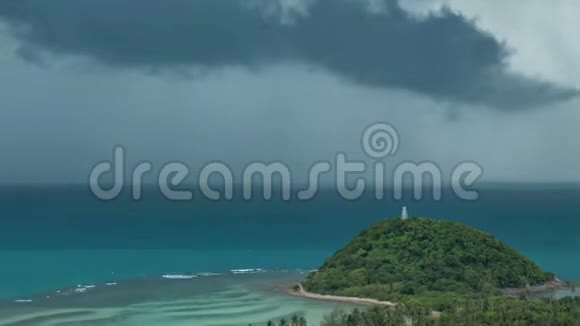 热带岛屿海岸的时间推移与接近雨云缩小范围视频的预览图