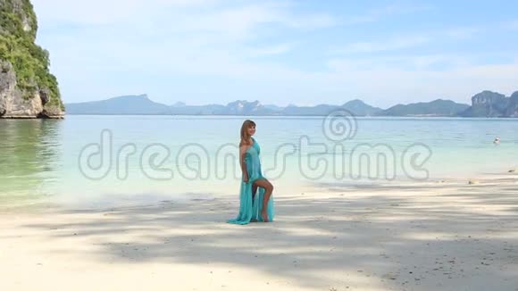 金发女郎在海滩上与透明的蔚蓝海对决视频的预览图