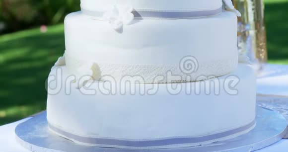 简单的白色婚礼蛋糕与生日标签放置在桌子4K4k视频的预览图