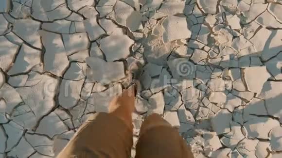穿皮靴的女人在干燥的土壤中行走视频的预览图