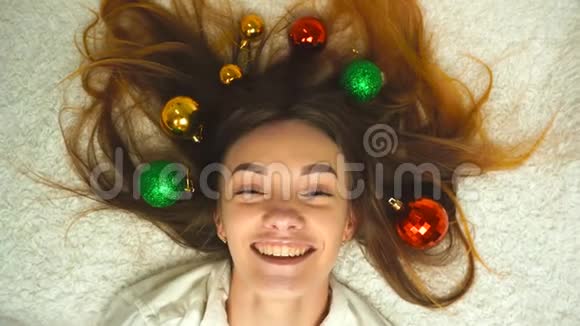快乐的年轻女孩头发上装饰着玩具视频的预览图