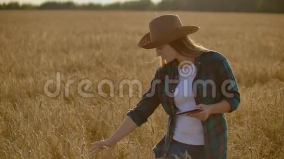 一个带平板电脑的女农民智能农业和数字农业视频的预览图