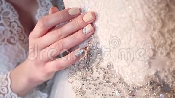 双手穿白色婚纱视频的预览图