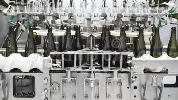 慢动作香槟或葡萄酒厂自动输送线上的玻璃瓶酒类装瓶厂视频的预览图