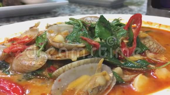 新加坡马来西亚海鲜食品中心的辣椒酱桑巴尔蛤蜊视频的预览图