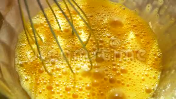 鸡蛋被打在玻璃碗里把鸡蛋搅在一起视频的预览图