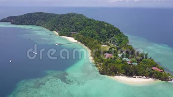 马来西亚马努坎岛的鸟瞰图视频的预览图