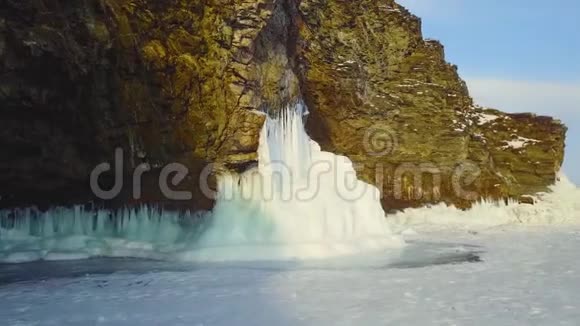 冬季冰岩奥克洪岛上的贝加尔湖在一个小海空中摄影视频的预览图
