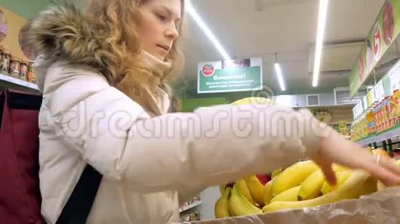 女人在熟食店买香蕉和蔬菜视频的预览图