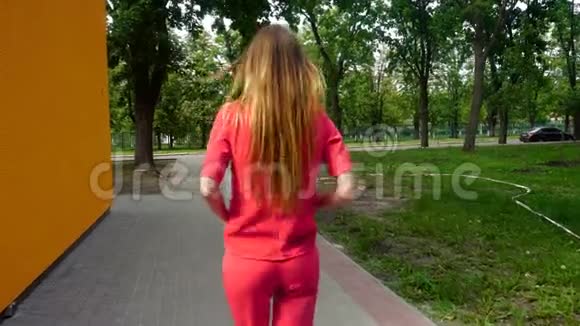 穿着红色西装走在街上的时髦女孩视频的预览图