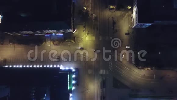 夜间公路空路城市街的鸟瞰图夜间公路乡村鸟瞰图视频视频的预览图