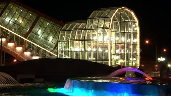 莫斯科的人晚上在发光喷泉附近视频的预览图