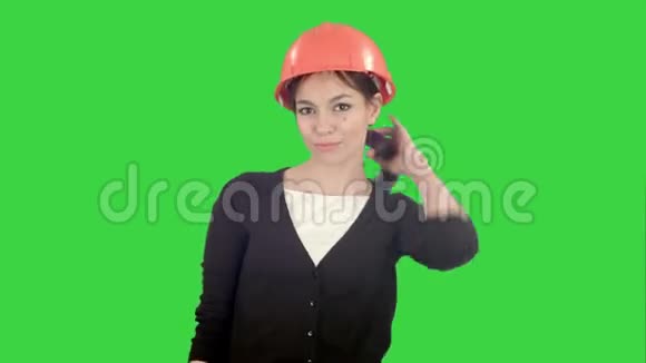 戴头盔的女建筑工人在绿色屏幕上做滑稽舞蹈Chroma键视频的预览图