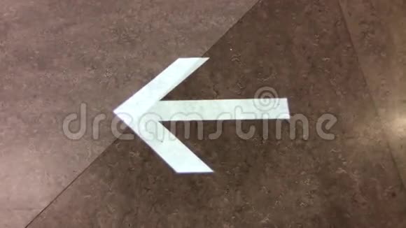 箭头标志在地板上的运动视频的预览图
