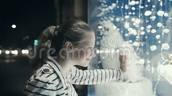 那个女孩正在看新年展示平安夜梦到礼物视频的预览图