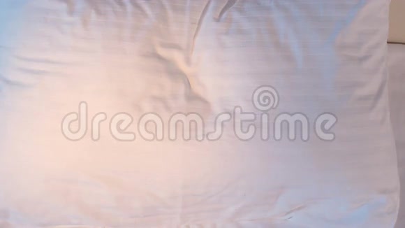 笑的人睡觉的画像特写镜头4K视频的预览图