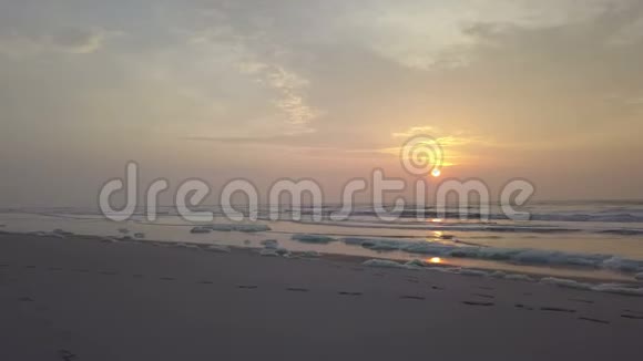沿着荷兰海岸延伸的海滩的舷梯盘视频的预览图
