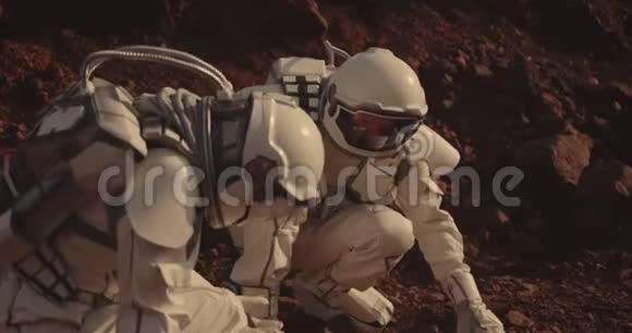 宇航员在火星上采集岩石样本视频的预览图