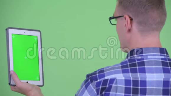 使用数码平板电脑的年轻时髦男士特写后景视频的预览图