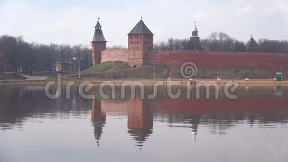 诺夫哥罗德克里姆林宫的塔楼4月阴天俄罗斯视频的预览图
