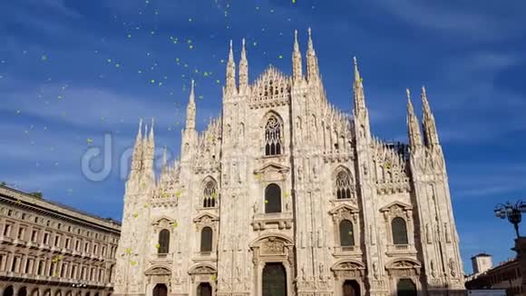 米兰大教堂广场的蓝天和黄色气球飞走了视频的预览图
