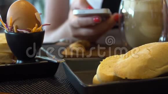 早餐时用手机发短信的女人视频的预览图