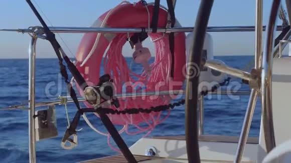 救生员漂流信号和游艇上的鱼旋转视频的预览图