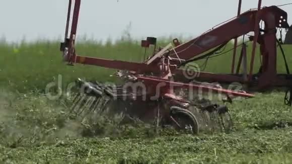 农垦收割机在农田上进行收割收割场农业机械视频的预览图