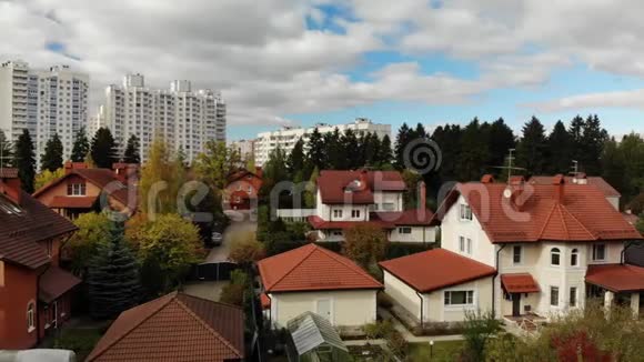 俄罗斯高层建筑背景下的一层住宅楼视频的预览图