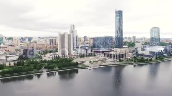 摩天大楼和河流的现代城市的俯视图库存白天的城市景观视频的预览图