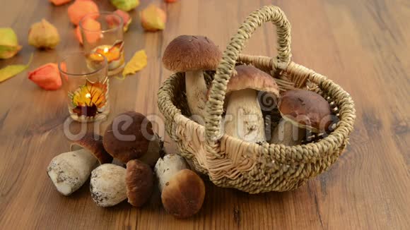桌上的竹篙蘑菇秋天的装饰像蜡烛视频的预览图