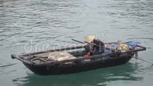 一艘木船上的女渔夫视频的预览图