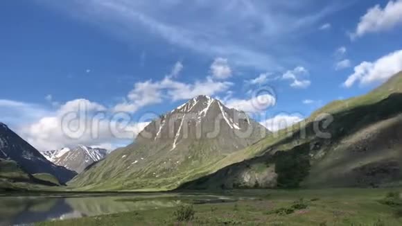 在一个热闹的阴天夏季加拿大岩石山景观中冰川湖的美丽的空中时间推移这就是视频的预览图