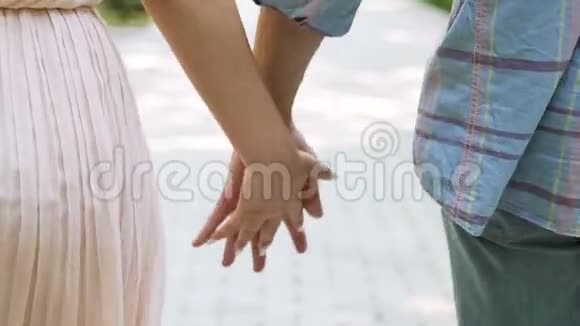 浪漫的情侣约会时双手互锁相互信任亲密无间视频的预览图