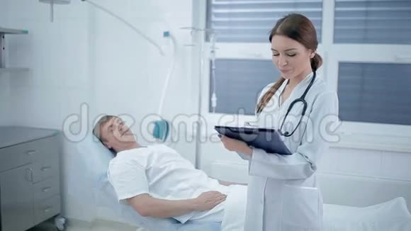 医生在病人室做笔记视频的预览图