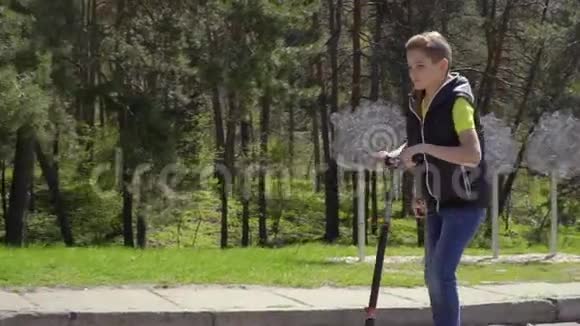 可爱的男孩骑着脚踏车在公园里视频的预览图